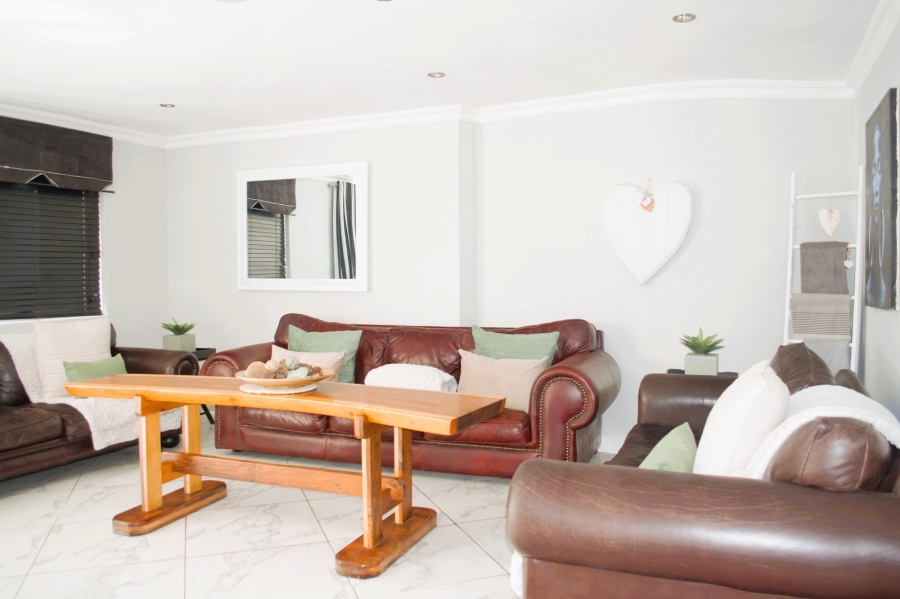 6 Bedroom Property for Sale in Perlemoenbaai Western Cape